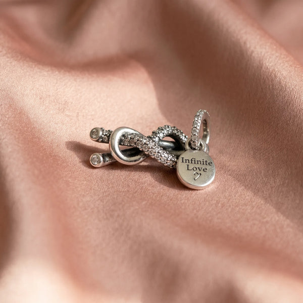 Pre-loved Pandora Viseći Privjesak Pavé Infinity Knot – Čvor Beskonačnosti – Srebro 925