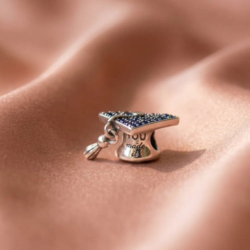 Pre-loved Pandora Viseći Privjesak Kapica Matura 2026 Plava – Srebro 925