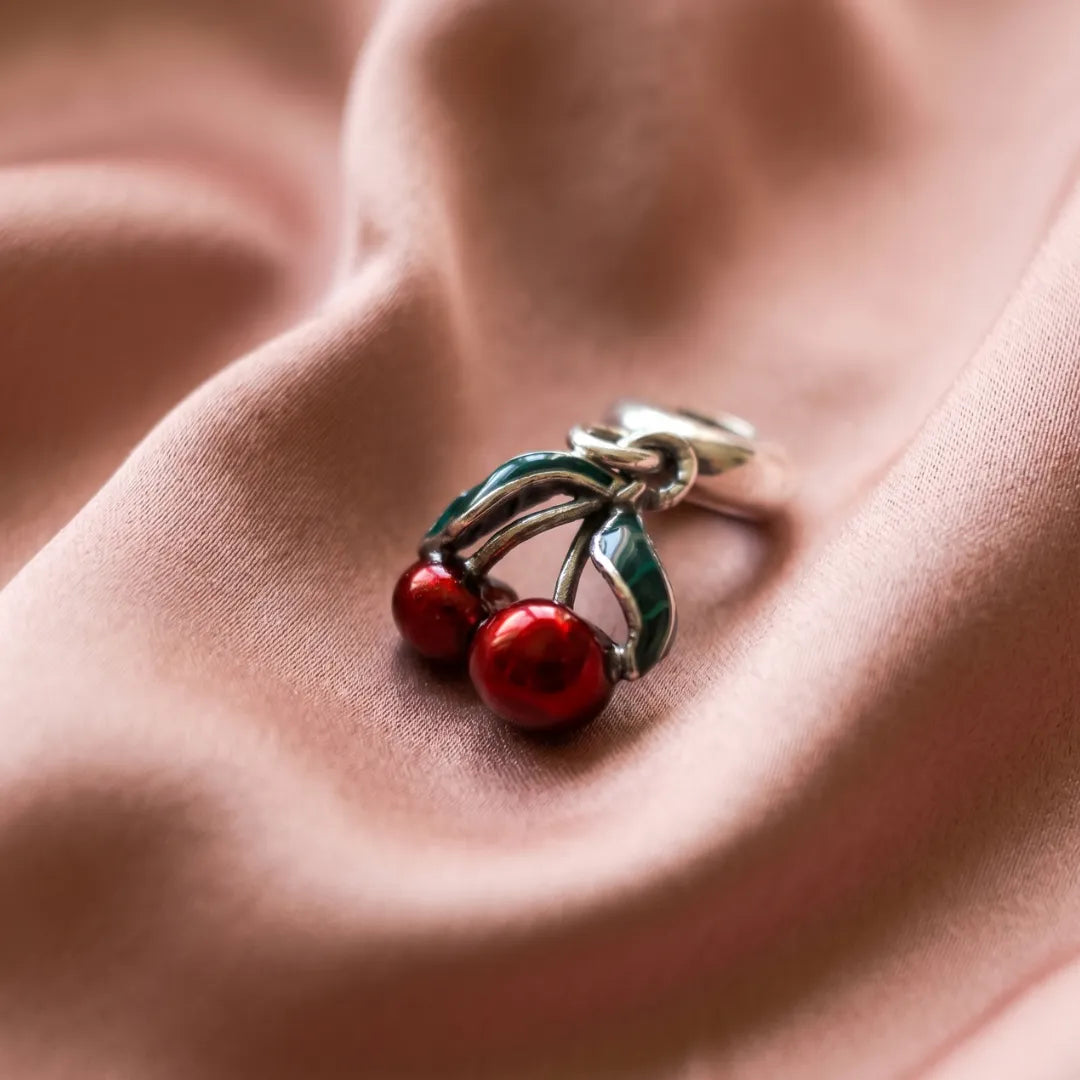Pre-loved Pandora Viseći Privjesak Asimetrične Trešnje – Srebro 925
