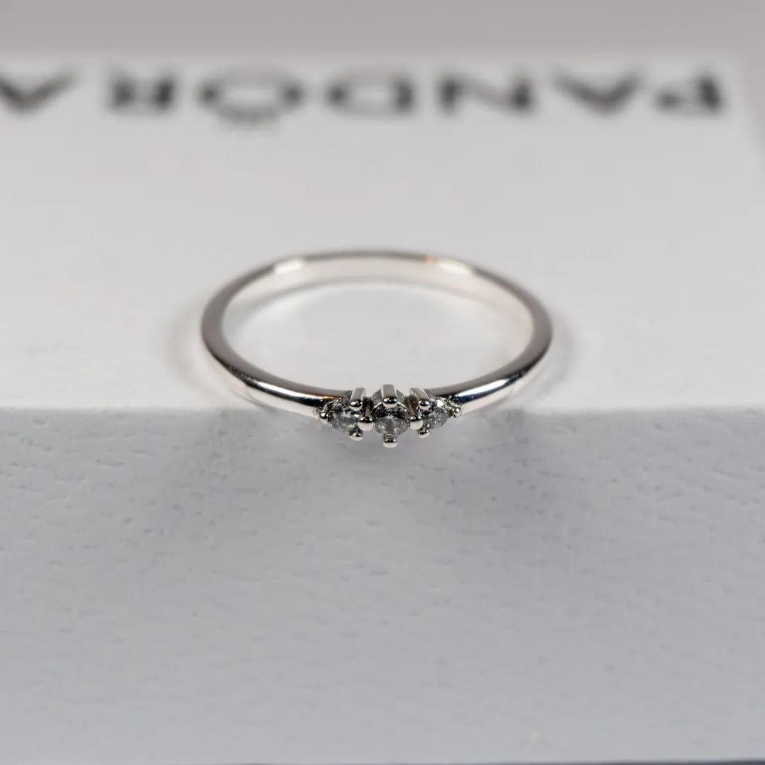 Pandora Prsten Tri Sjajna Cirkona – Srebro 925