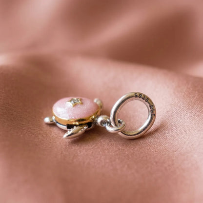 Pre-loved Pandora Viseći Privjesak Kornjača 2026 – Srebro 925 i 14k Pozlata