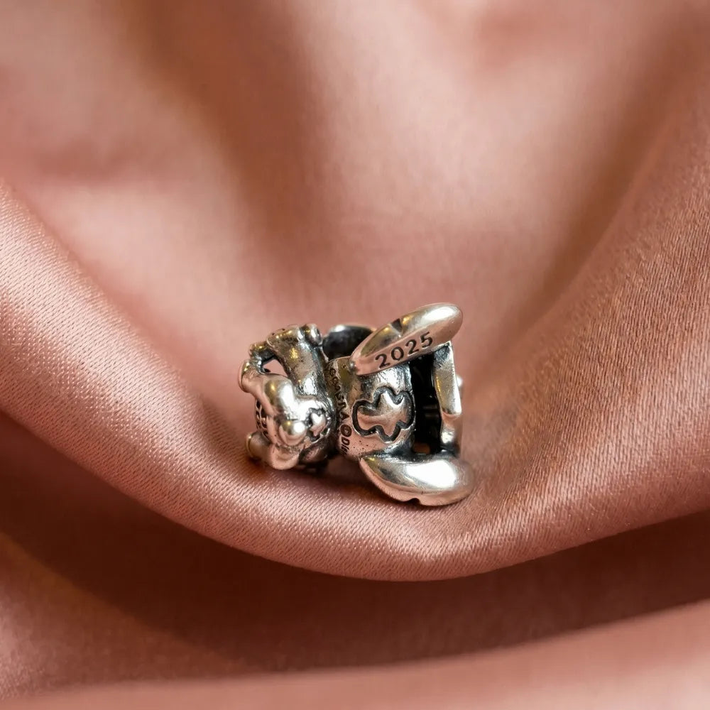 Pandora Disney Stitch Privjesak Diplomant – Kapa i Diploma – Srebro 925