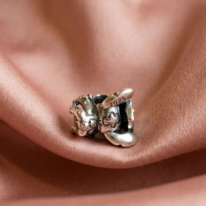 Pandora Disney Stitch Privjesak Diplomant – Kapa i Diploma – Srebro 925
