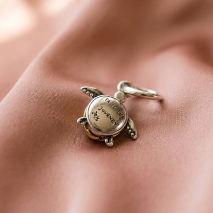 Pre-loved Pandora Viseći Privjesak Kornjača 2026 – Srebro 925 i 14k Pozlata