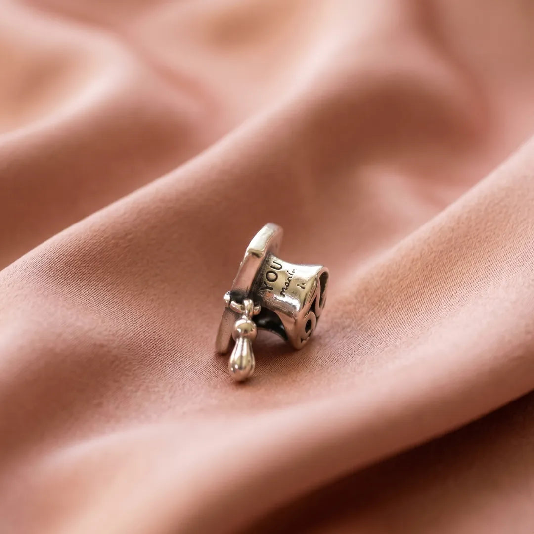 Pre-loved Pandora Viseći Privjesak Kapica Matura 2026 Plava – Srebro 925