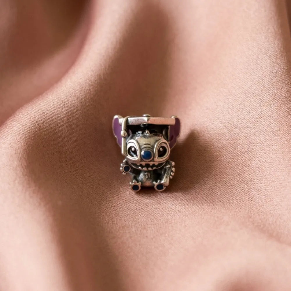 Pandora Disney Stitch Privjesak Diplomant – Kapa i Diploma – Srebro 925