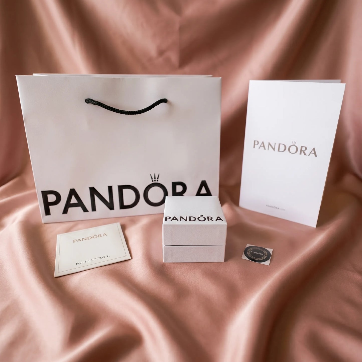 Pandora Signature Naušnice Alke – Ukršteni Pavé – 14k Pozlata