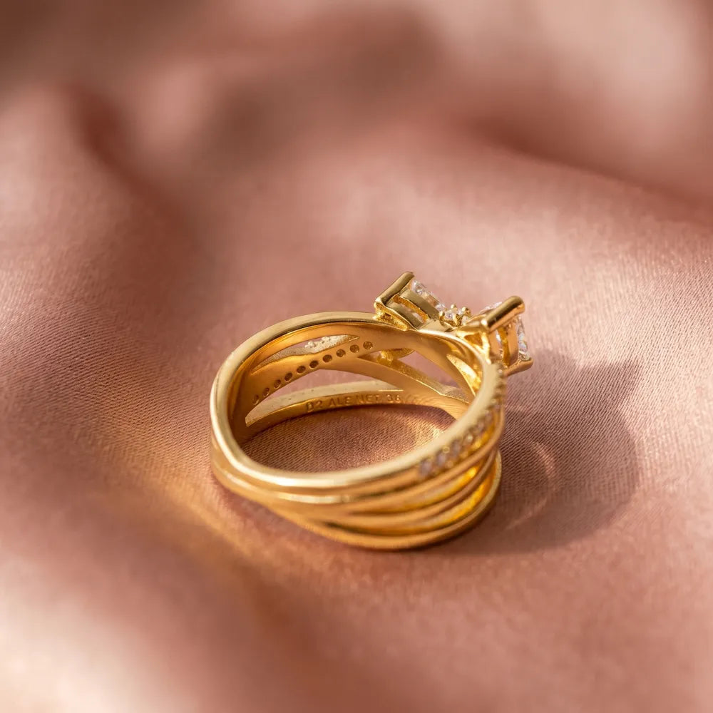 Pandora Prsten Zlatni Uvijeni s Cirkonima – 14k Pozlata