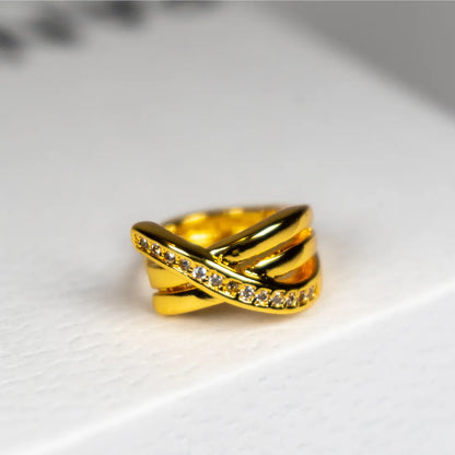 Pandora Signature Naušnice Alke – Ukršteni Pavé – 14k Pozlata