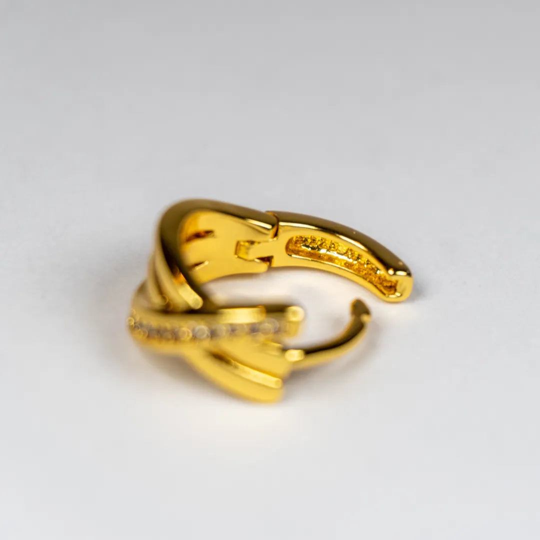 Pandora Signature Naušnice Alke – Ukršteni Pavé – 14k Pozlata