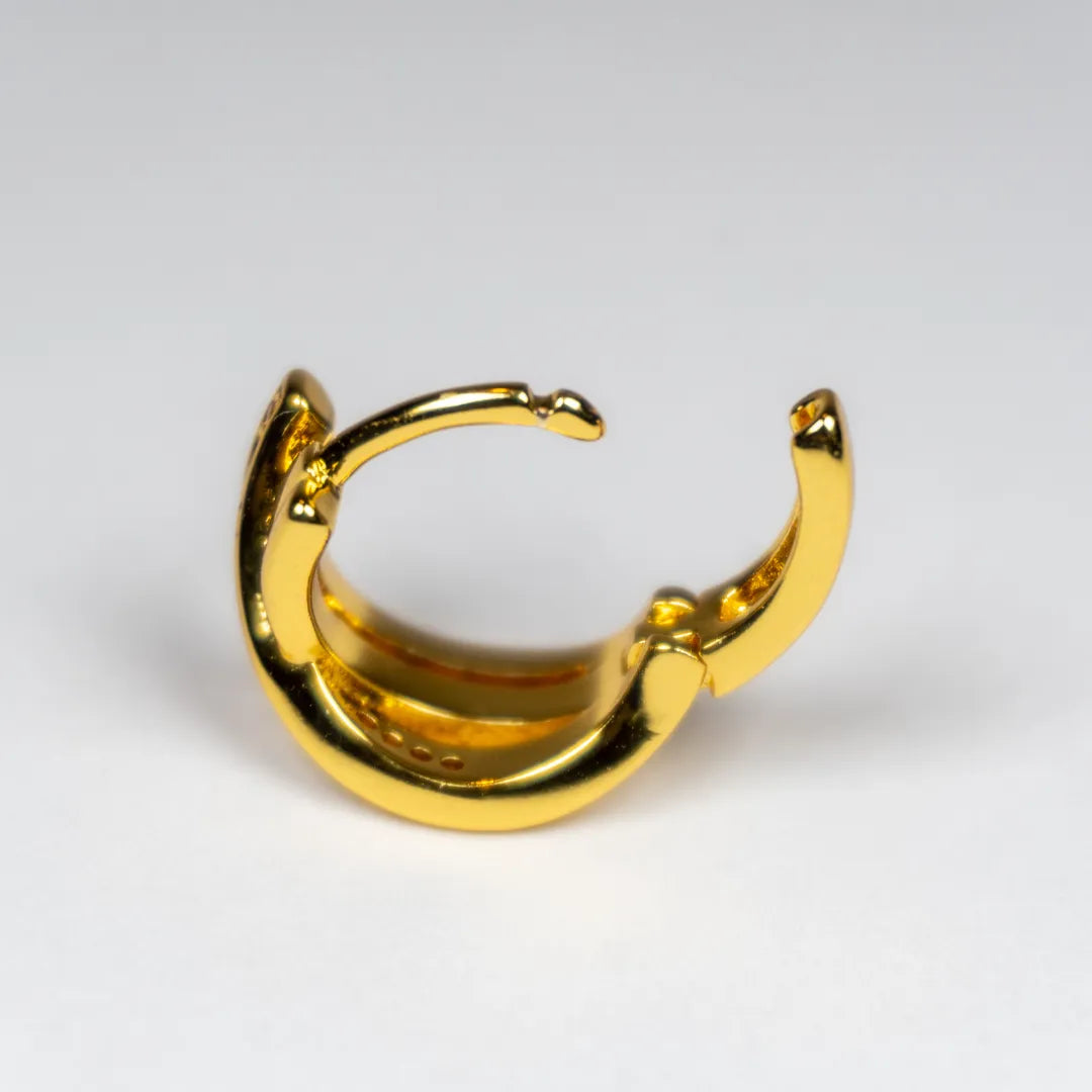 Pandora Signature Naušnice Alke – Ukršteni Pavé – 14k Pozlata