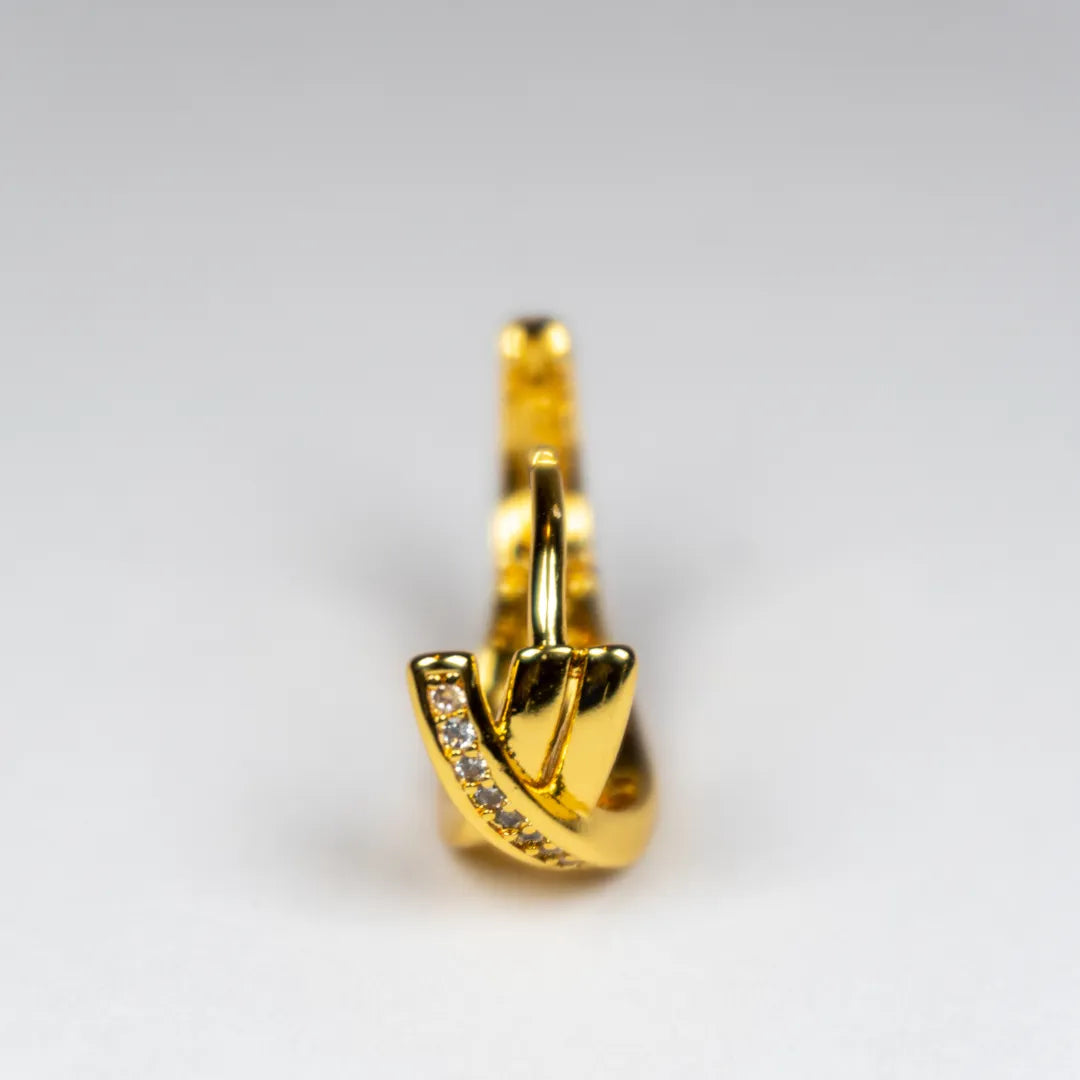 Pandora Signature Naušnice Alke – Ukršteni Pavé – 14k Pozlata