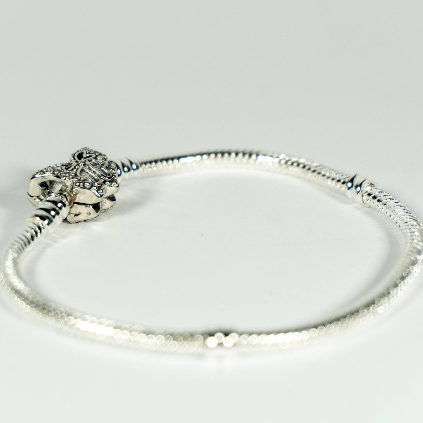 Pre-loved Pandora Narukvica Moments – Zmijski Vez s Kopčom Leptir – Srebro 925