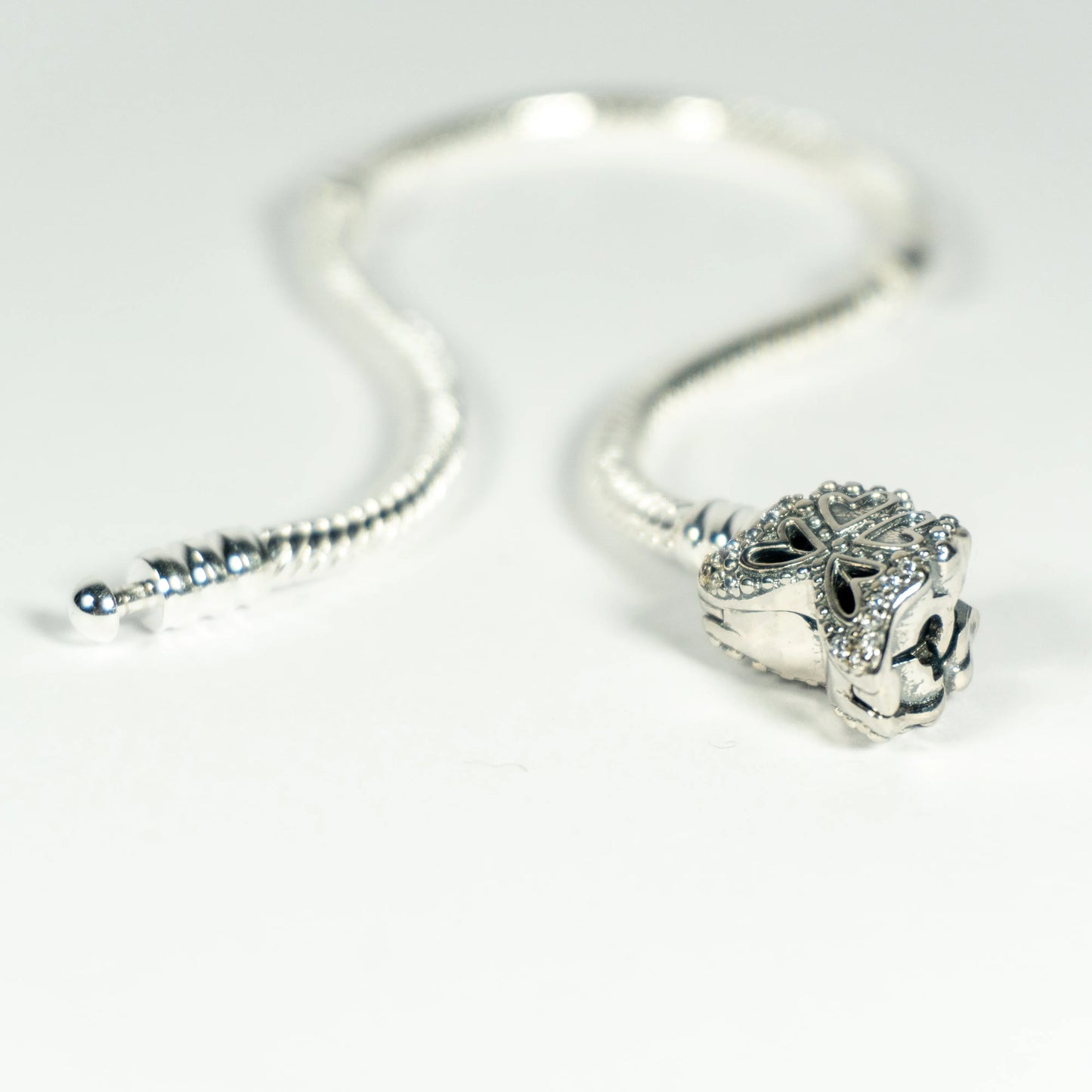 Pre-loved Pandora Narukvica Moments – Zmijski Vez s Kopčom Leptir – Srebro 925