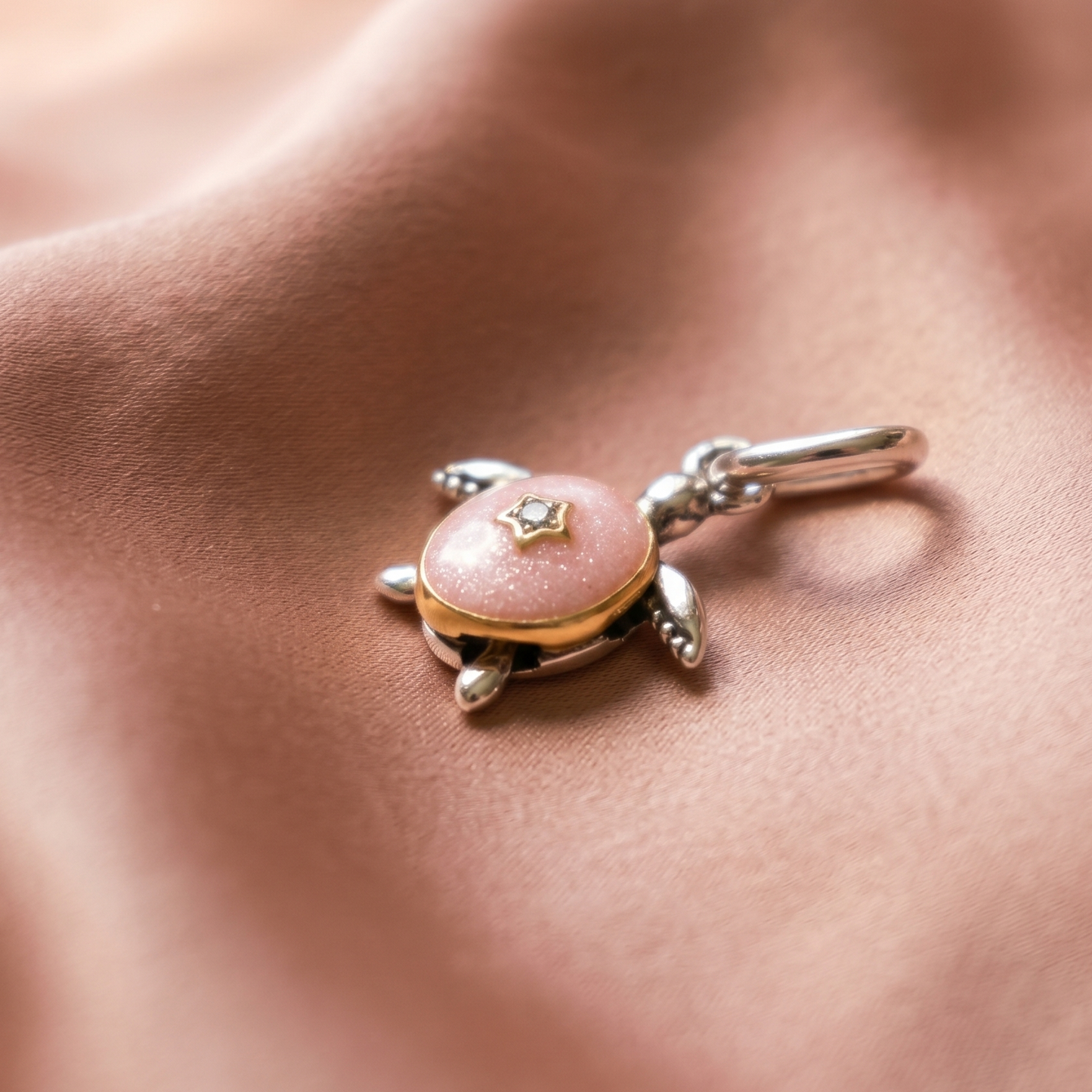 Pre-loved Pandora Viseći Privjesak Kornjača 2026 – Srebro 925 i 14k Pozlata