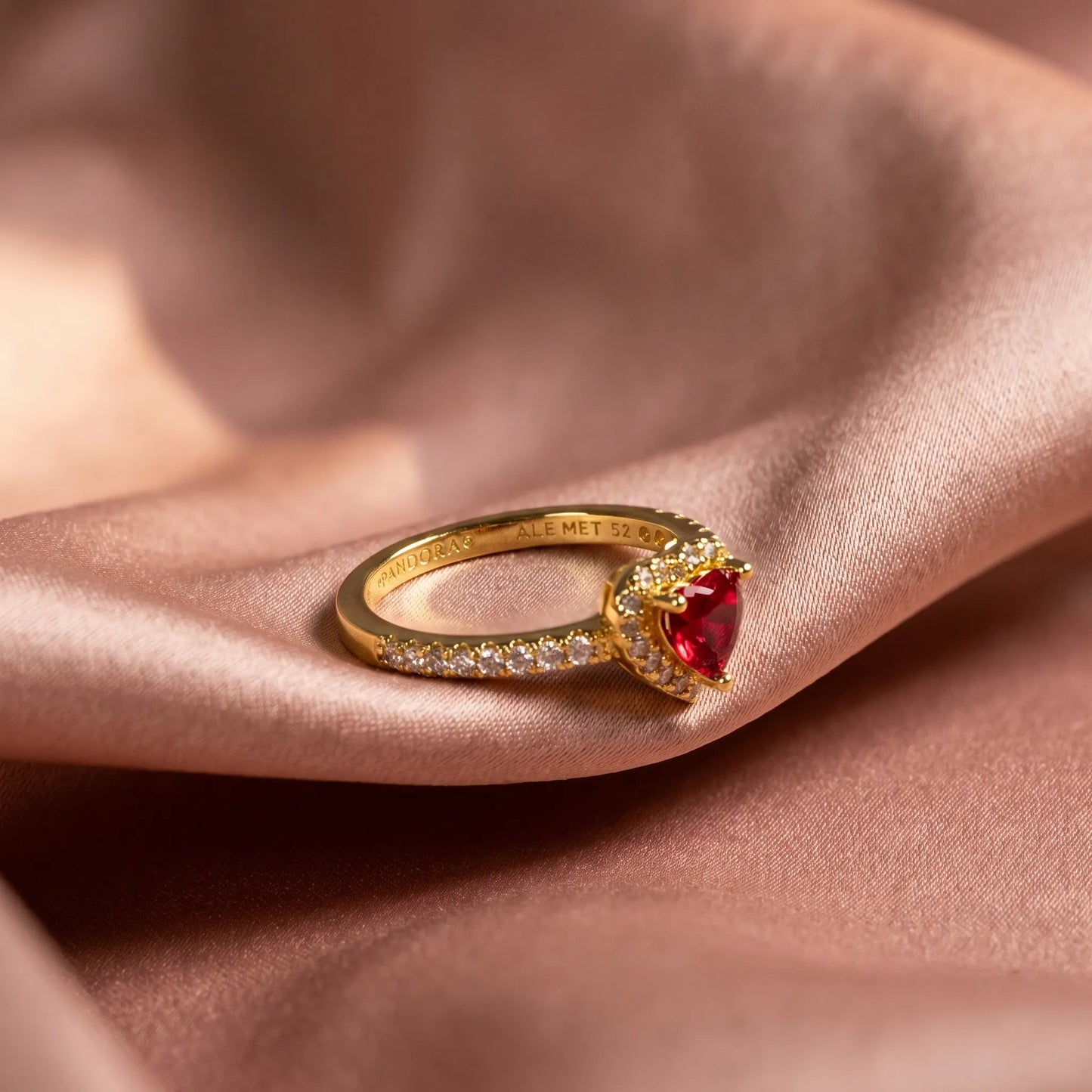 Pandora Timeless Prsten Crveno Srce Pavé – 14k Pozlata