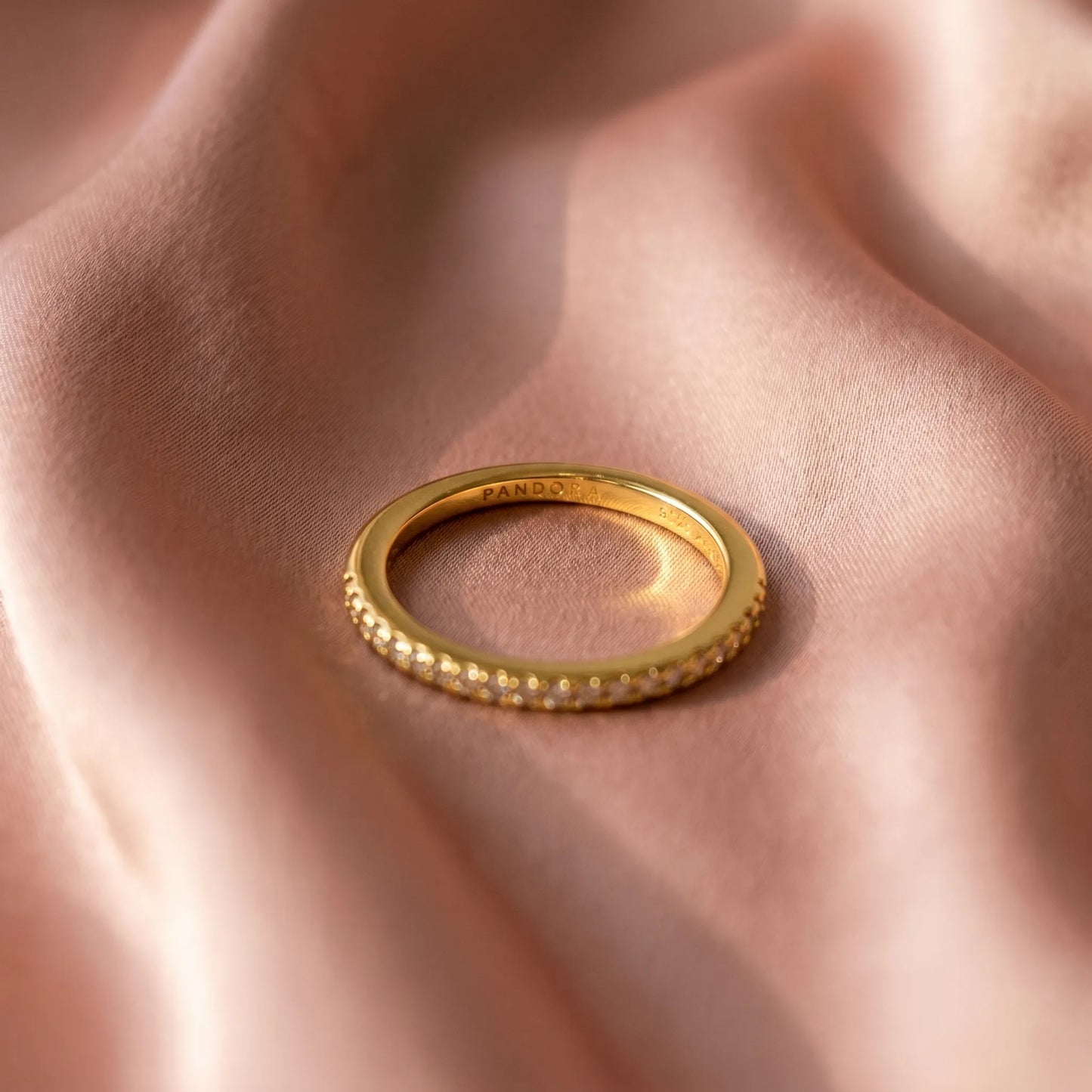 Pandora Prsten Zlatni Svjetlucavi Band – 14k Pozlata