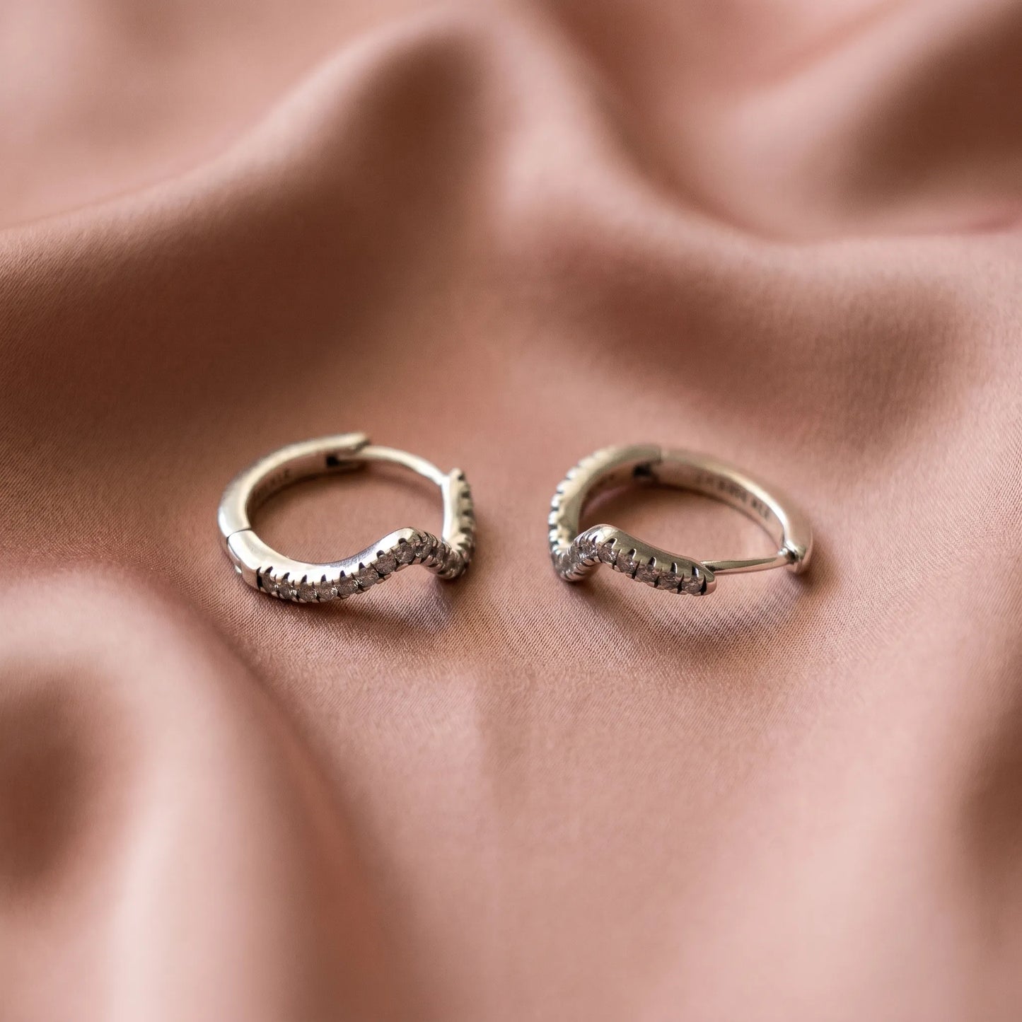 Pandora Timeless Naušnice Obruč Blistavi Val – Srebro 925