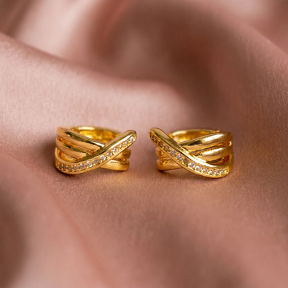 Pandora Signature Naušnice Alke – Ukršteni Pavé – 14k Pozlata
