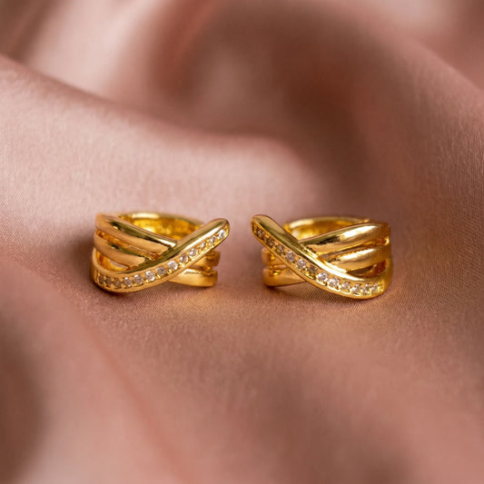 Pandora Signature Naušnice Alke – Ukršteni Pavé – 14k Pozlata