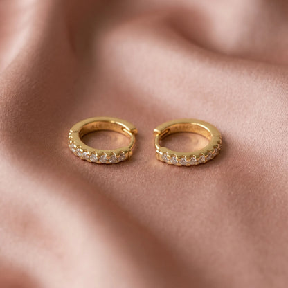 Pandora Huggie Alka Naušnice – Svjetlucave – 14k Pozlata