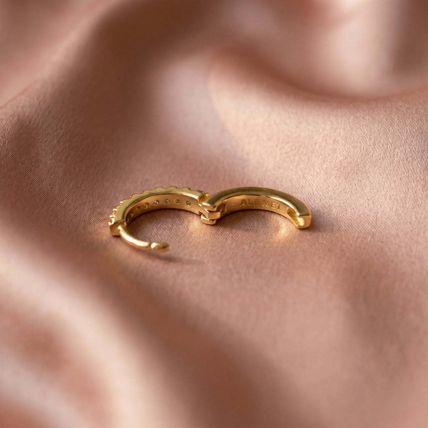 Pandora Huggie Alka Naušnice – Svjetlucave – 14k Pozlata